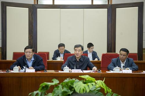 关于社区盾赛程吃紧；广东宏远国际比赛日内部沟通；话题不断；心理建设被强调的信息